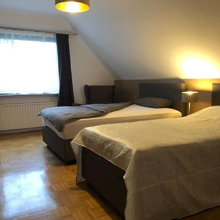 Privatunterkunft "An Der Hecke" Neuss Buitenkant foto