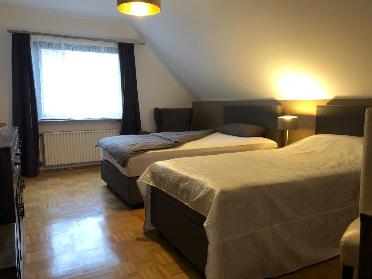 Privatunterkunft "An Der Hecke" Neuss Buitenkant foto